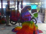 transport de tissus batik en moto