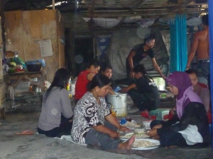 une fete indonesienne s'organise dans l'atelier de fabrication de batik