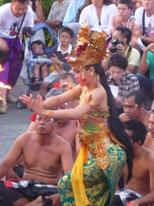 Danseuse traditionnelle dans le temple Uluwatu
