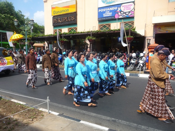 Defile d'indonesiennes habillees en tissus batik