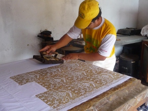 Fabrication de tissu batik cap (tampon)