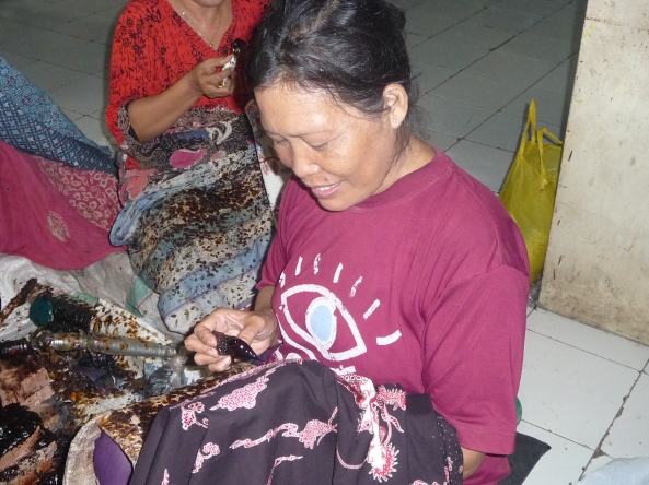 Fabrication du tissu batik tulis avec le canting