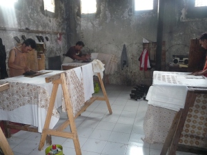 Atelier de fabrication du tissu batik Cap à l'aide de tampons