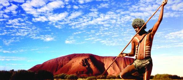 Aborigène devant Uluru